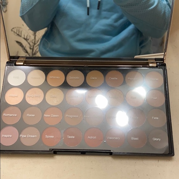 Revolution eye shadow palette - Picture 2 of 4